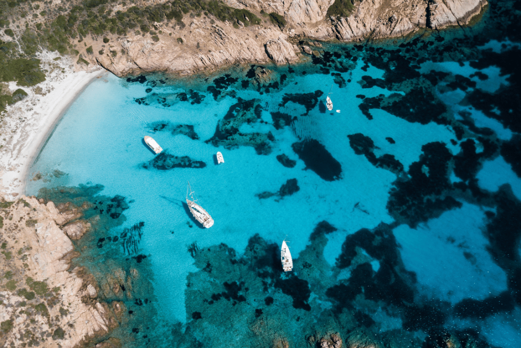 Vista dall'alto delle acque turchesi della Baia di Rondinara in Corsica