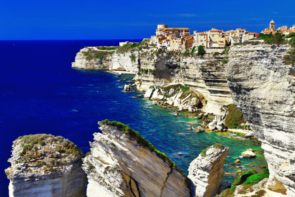 Vista delle scogliere bianche di Bonifacio e delle sue casette affacciate sul mare in Corsica