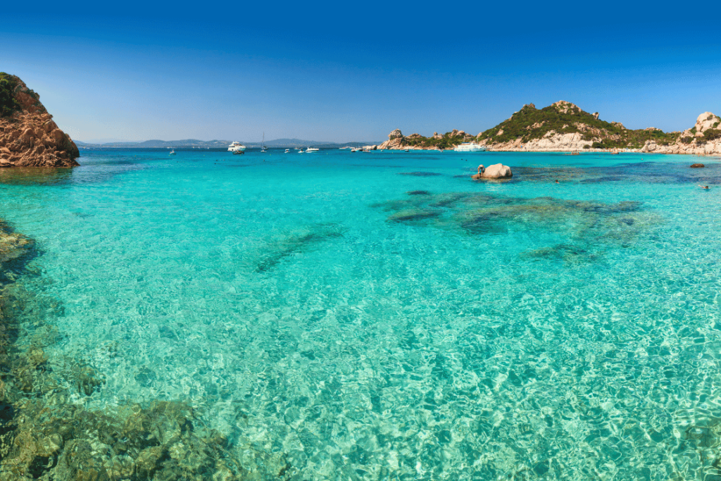 Vista delle acque cristalline di Cala Corsara sull'Isola di Spargi | Arcipelago de La Maddalena, Sardegna