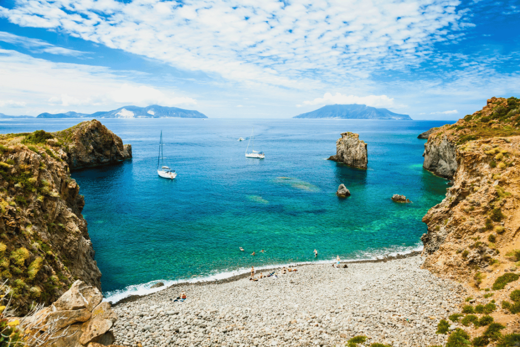 Vista da riva di Cala Junco a Panarea | Isole Eolie, Sicilia