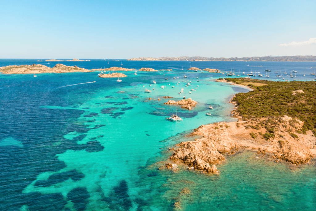 Vista panoramica delle acque turchesi dell'Isola di Budelli, Arcipelago de La Maddalena in Sardegna