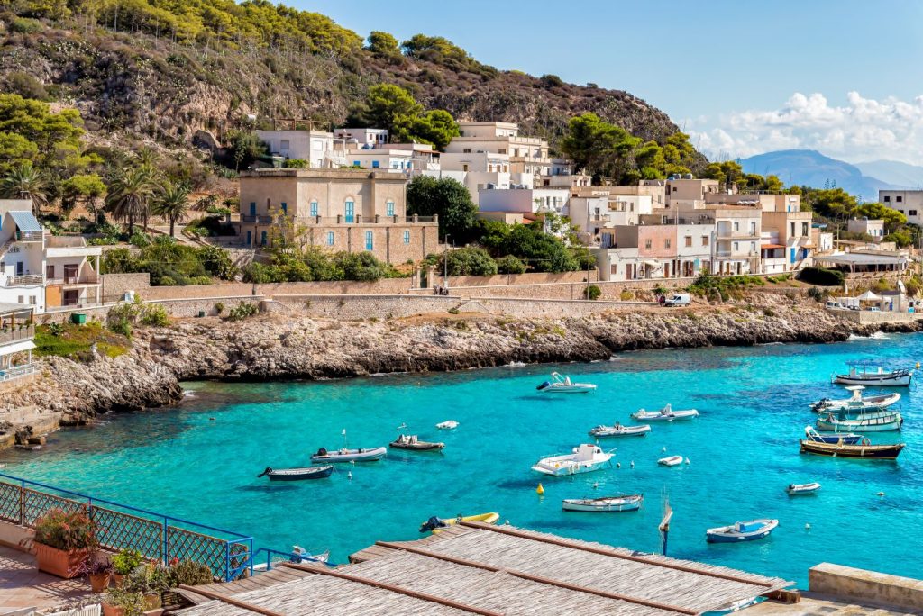 Vista da terra della costa di Levanzo, Isole Egadi in Sicilia