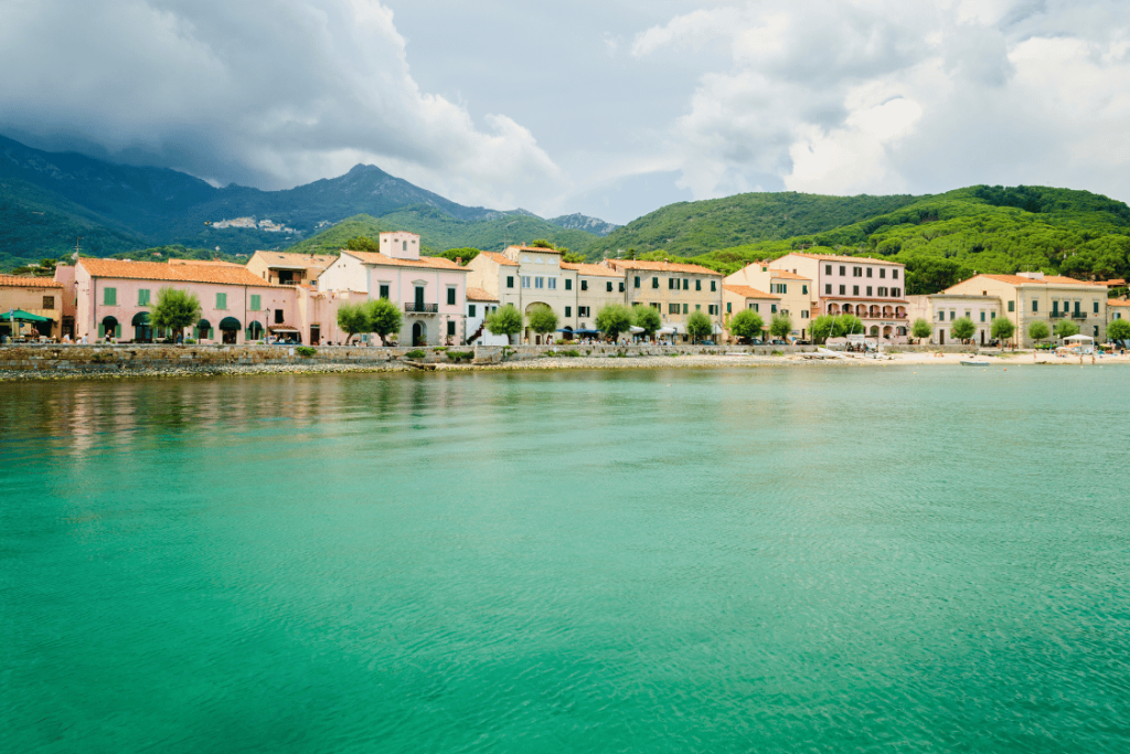 Vista delle acque smeraldine e delle casette colorate di Marciana Marina sull'Isola d'Elba, Arcipelago Toscano