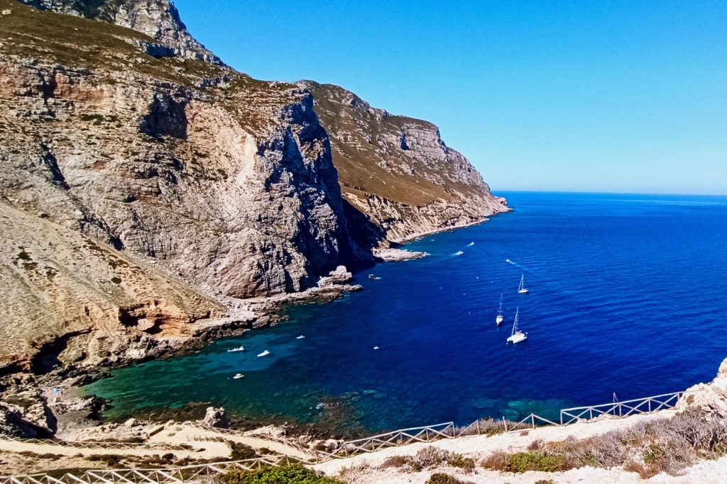 Vista panoramica da terra su un'insenatura della costa di Marettimo, Isole Egadi in Sicilia