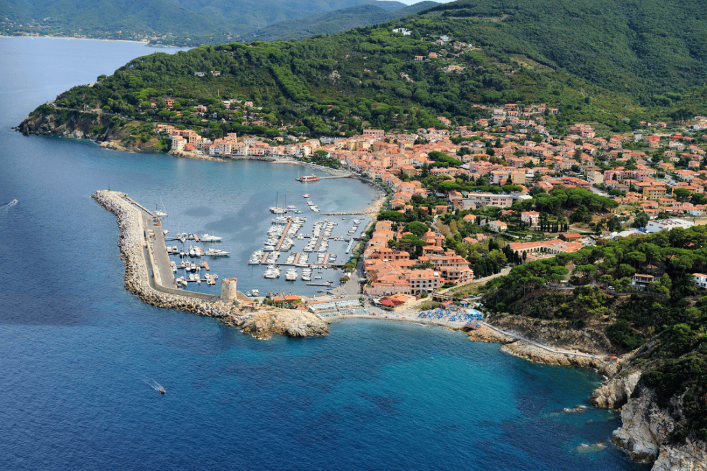 Vista panoramica dall'alto di Marina di Campo sull'Isola d'Elba, Arcipelago Toscano
