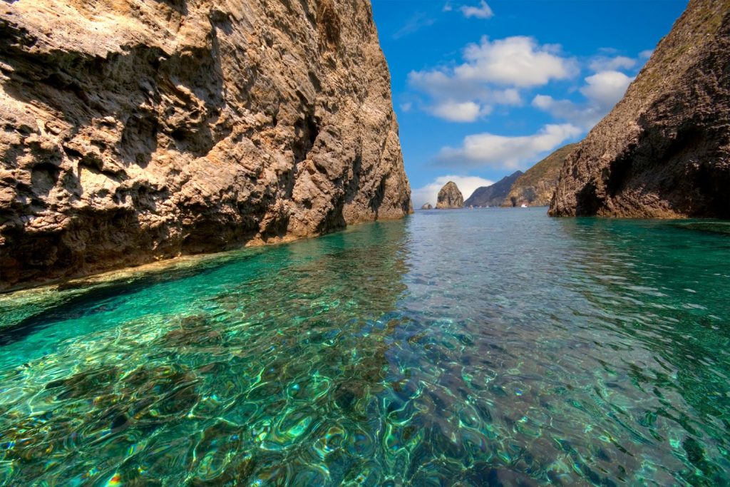 Vista delle splendide acque turchesi di Palmarola alle Isole Pontine