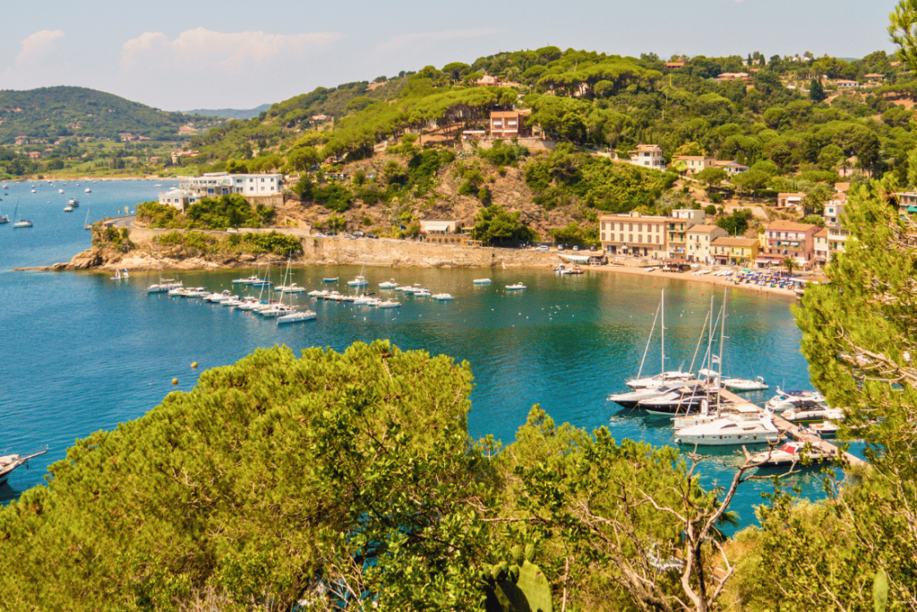 Vista dell'insenatura di Porto Azzurro sull'Isola d'Elba, Arcipelago Toscano