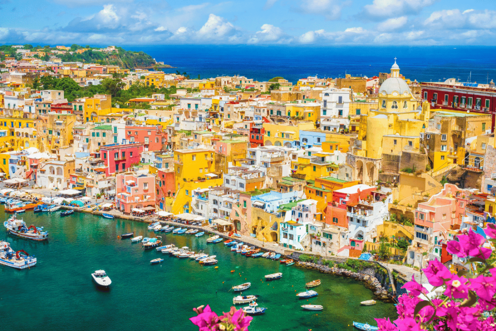 Vista panoramica dall'alto delle casette colorate di Procida in Costiera Amalfitana