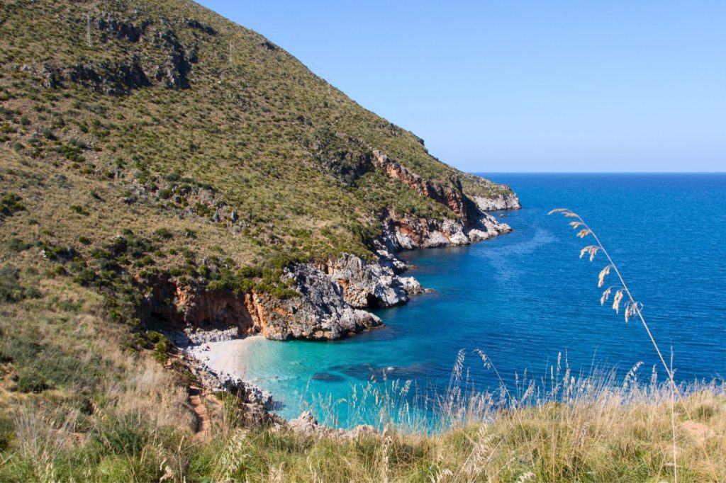 Vista panoramica da terra della Riserva dello Zingaro sulla costa della Sicilia