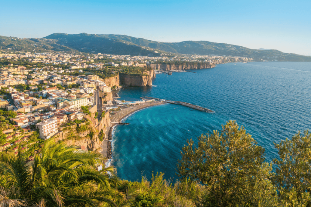 Vista panoramica della costa di Sorrento e del Golfo di Napoli