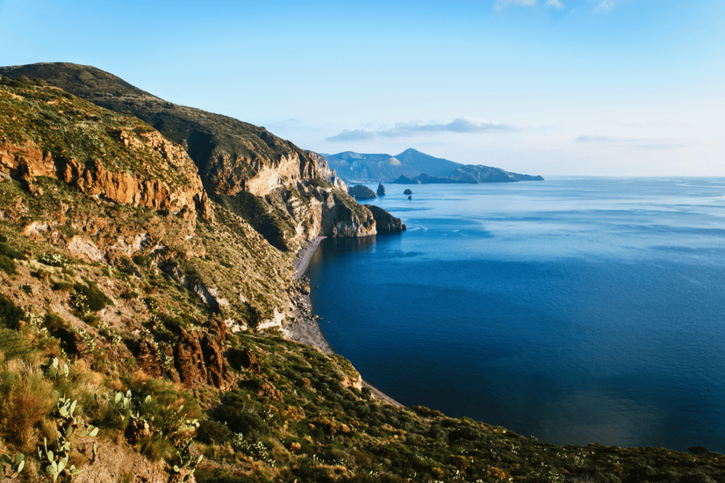 Vista panoramica da terra della Spiaggia di Valle Muria di Lipari  Isole Eolie, Sicilia