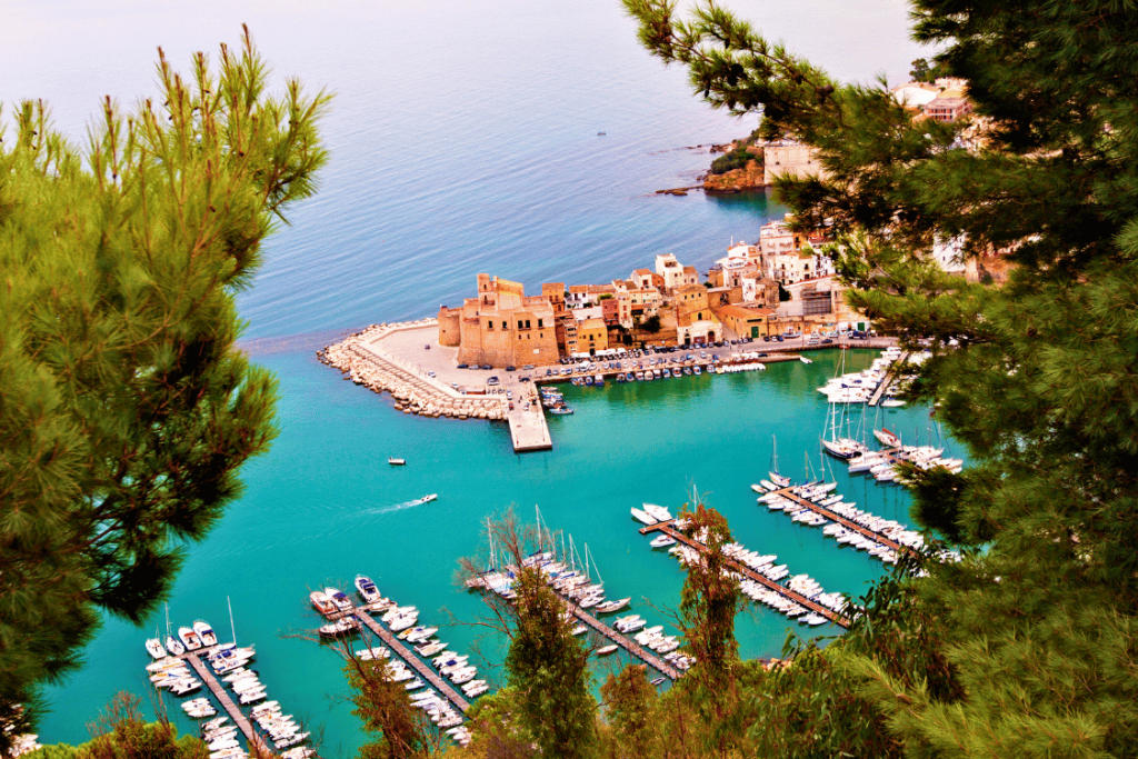 Vista panoramica del porto di Trapani in Sicilia
