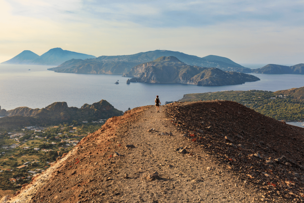 Vista panoramica da Vulcano su Vulcanello alle Isole Eolie in Sicilia