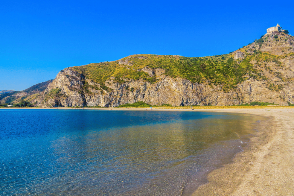 Vista da riva della Spiaggi di Tindari in Sicilia