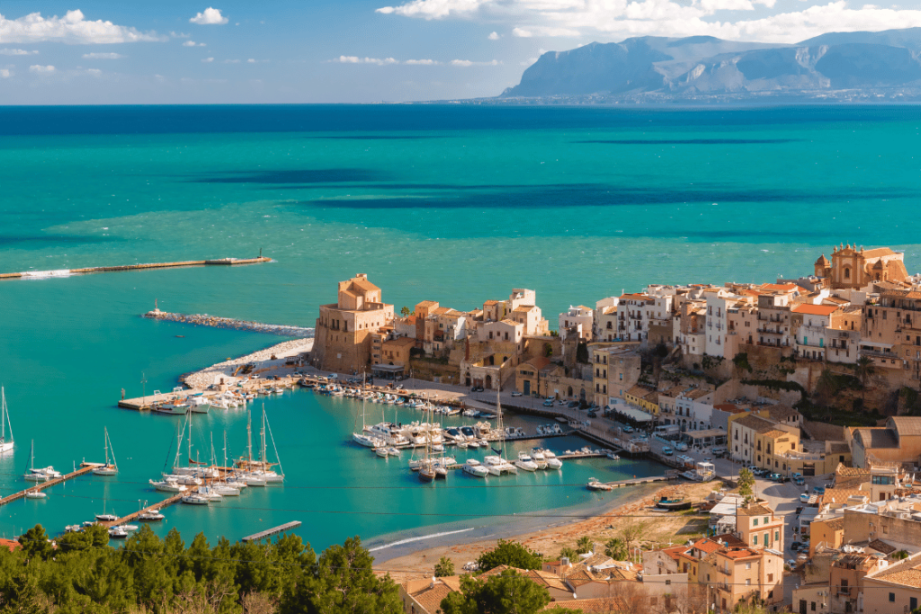 Vista panoramica del porto di Castellammare del Golfo in Sicilia, sullo sfondo Punta Raisi