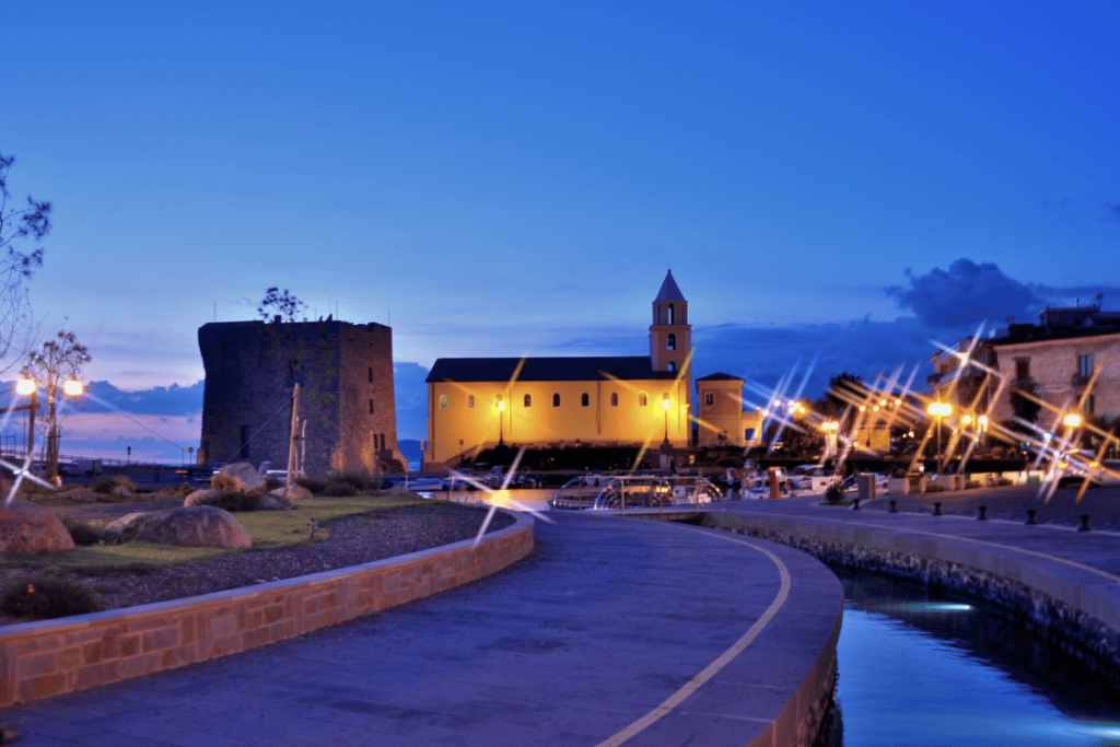 Vista al tramonto della Chiesa dell'Annunziata e della Torre Normanna di Acciaroli, Costa del Cilento