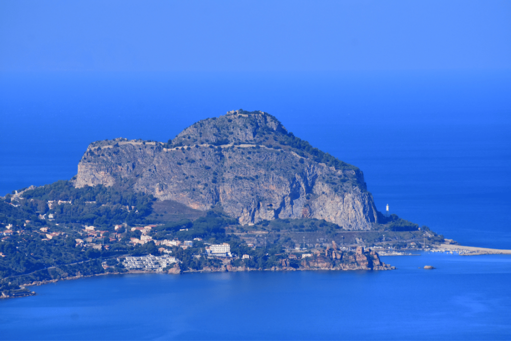 Vista panoramica della Rocca di Cefalù in Sicilia