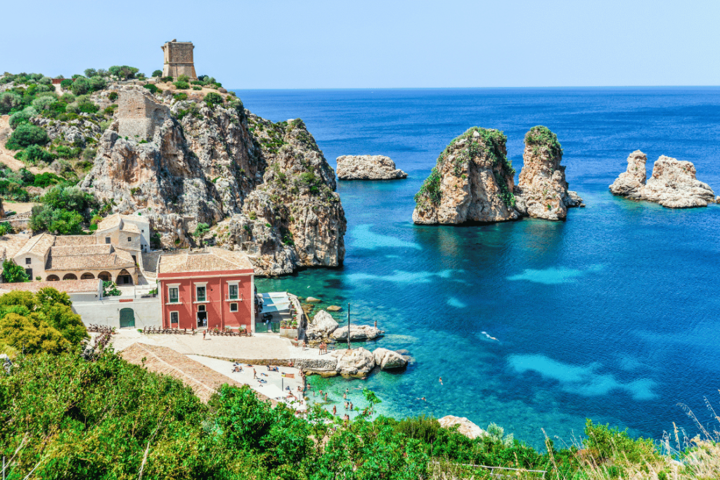 Vista panoramica della Tonnara e i Faraglioni di Scopello in Sicilia