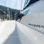 Zoom della scritta "Jeanneau" sullo scafo sinistro della barca a vela Jeanneau Sun Odyssey 410 "Teti" di Spartivento Charter