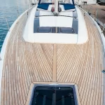 Vista da prua della coperta della barca a vela Beneteau Oceanis 51.1 "Maelle" di Spartivento Charter ormeggiata all'inglese