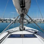 Vista da poppa della coperta della barca a vela Jeanneau Sun Odyssey 440 "Vittoria" di Spartivento Charter ormeggiata in porto
