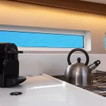 Zoom del piano cottura e macchina del caffè della barca a vela Jeanneau Sun Odyssey 440 "Vittoria" di Spartivento Charter