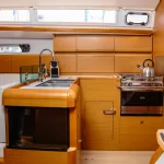 Vista dell'angolo cucina della barca a vela Jeanneau Sun Odyssey 449 "Ilios" di Spartivento Charter