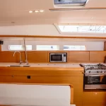 Vista dell'angolo cucina della barca a vela Jeanneau Sun Odyssey 519 "Kalos" di Spartivento Charter ormeggiata in porto