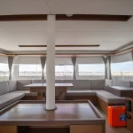 Vista del salone del catamarano Lagoon 50 "Finocchietto" di Spartivento Charter