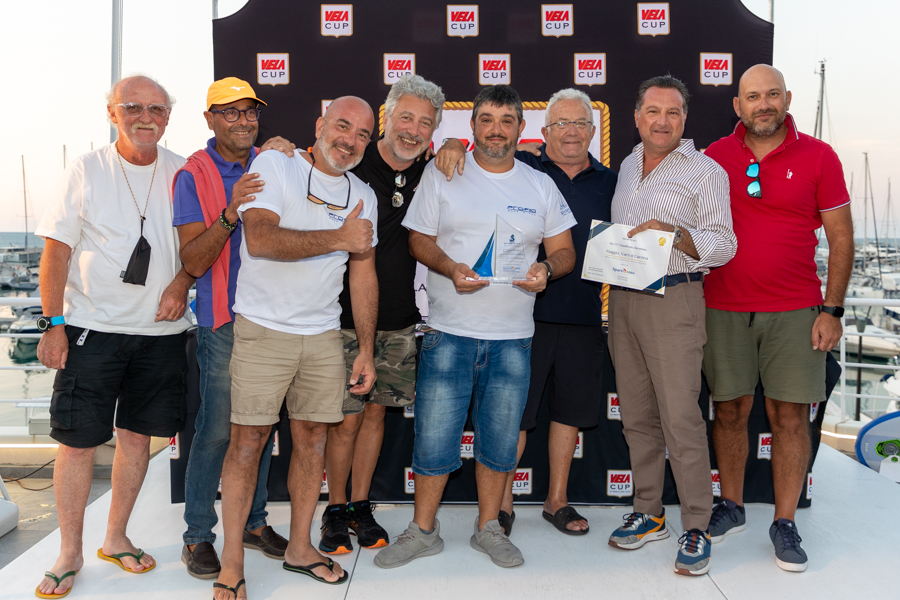 Stefano Pizzi, CEO Spartivento, consegna il premio speciale Spartivento per il primo classificato tra gli scafi Beneteau all’equipaggio del First 50 “Geisha” di Armando Polimeni durante la cerimonia di premiazione della regata VELA Cup Sicilia 2023.