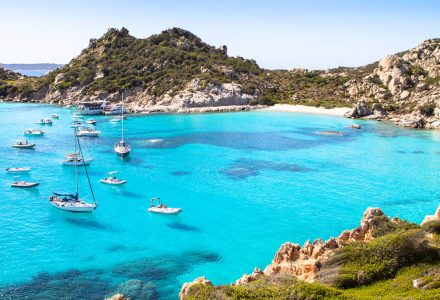 Vista dal mare di Cala Corsara con barche all'ancora - Isola di Spargi, Arcipelago de La Maddalena, Sardegna