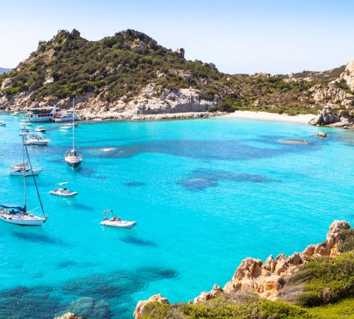 Vista dal mare di Cala Corsara con barche all'ancora - Isola di Spargi, Arcipelago de La Maddalena, Sardegna