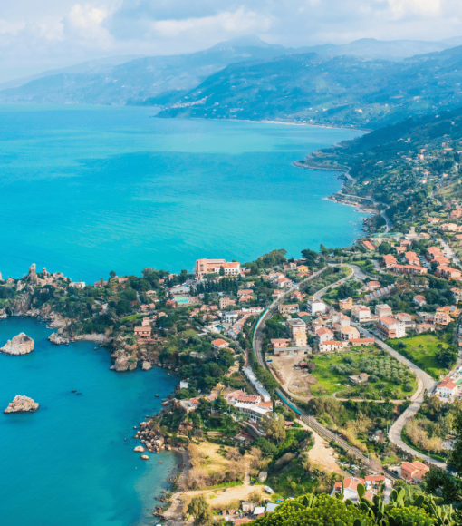 Vista panoramica dall'alto della costa di Cefalù in Sicilia