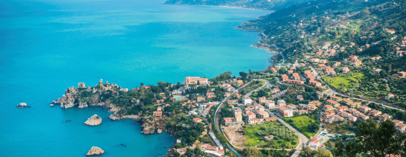Vista panoramica dall'alto della costa di Cefalù in Sicilia