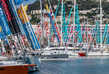 Barche a vela con bandiere cantieri ormeggiate a Port Canto durante il Cannes Yachting Festival