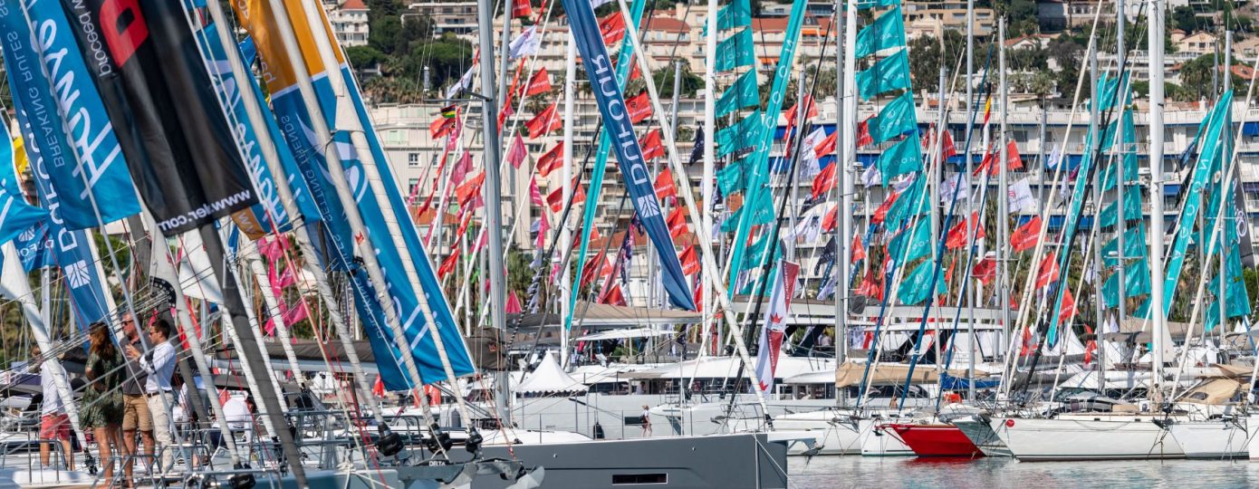 Barche a vela con bandiere cantieri ormeggiate a Port Canto durante il Cannes Yachting Festival