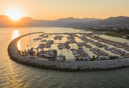 Vista aerea del Marina d'Arechi di Salerno al tramonto con barche ormeggiate in porto.