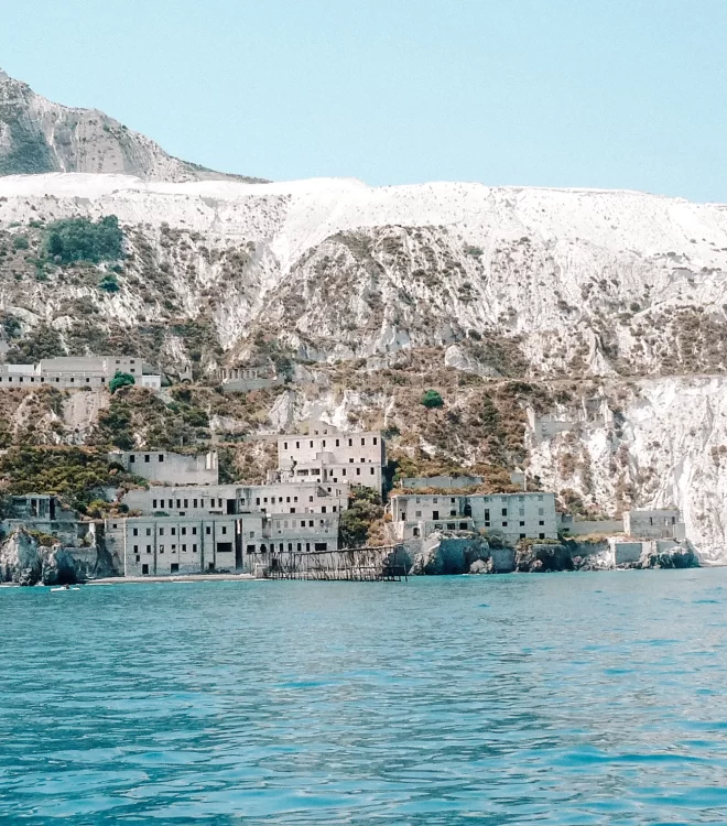 Vista dal mare delle cave di pomice di Lipari, Isole Eolie