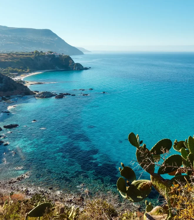Vista panoramica da riva delle acque turchesi della costa siciliana